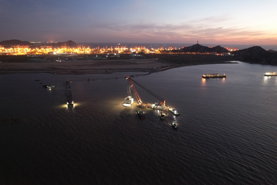6000吨“大圆桶”沉入小洋山海底 北作业区工作船码头30个桶式基础结构安装完成